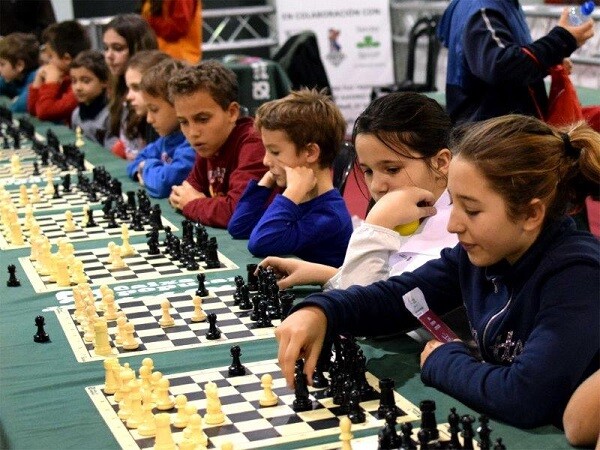 los-participantes-de-una-de-las-simultaneas-en-plena-partida