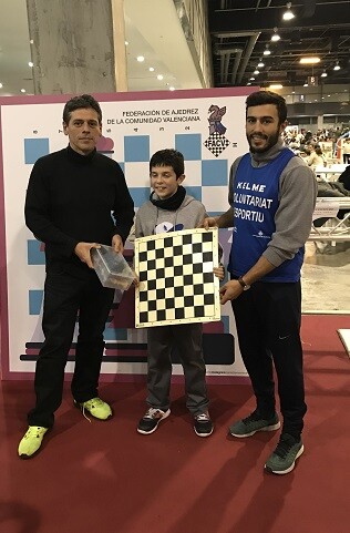 pedro-lopez-y-raul-villaplana-coordinador-del-area-deportiva-haciendo-entrega-del-juego-de-ajedrez-a-guillermo-romeo-de-castellon-de-la-plana