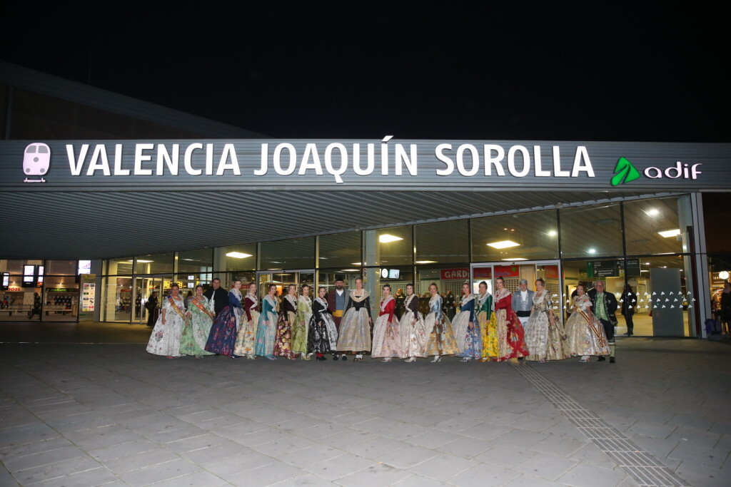 Visita de Raquel Alario i la seua Cort d'Honor a FITUR (1)