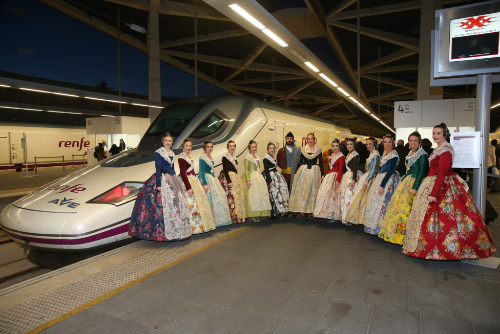 Visita de Raquel Alario i la seua Cort d'Honor a FITUR (2)