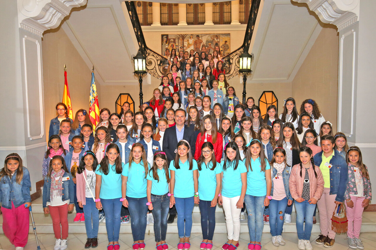 041717 Carlos Castillo recibe a las niñas de las Hogueras prensa 3