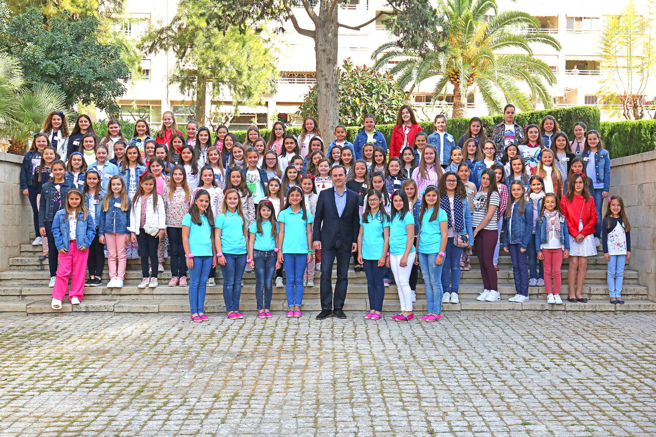 041717 Carlos Castillo recibe a las niñas de las Hogueras prensa 4