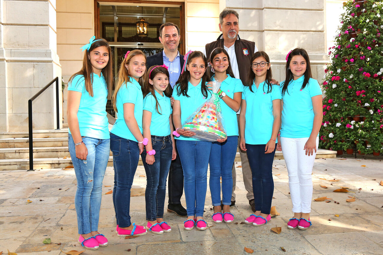 041717 Carlos Castillo recibe a las niñas de las Hogueras prensa 5