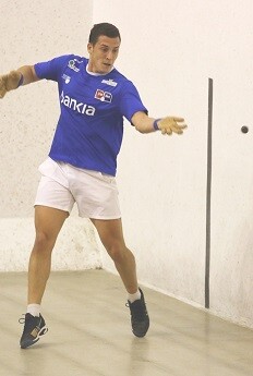 Ian, jugador del trío de raspall del Ayuntamiento de Alzira.