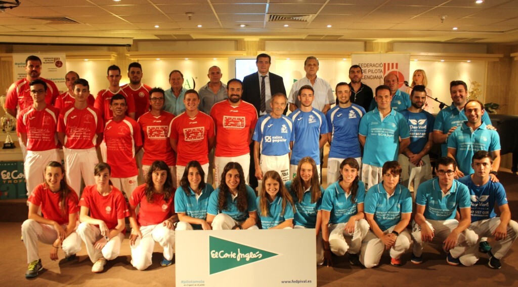 Tots els equips de les finals del diumenge en la presentació del dimarts passat