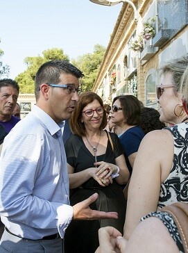 Rodríguez en su visita a un cementerio.