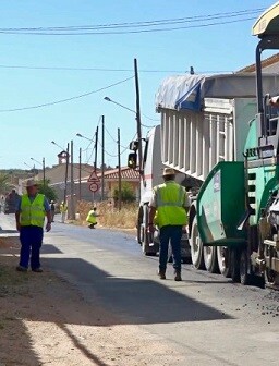 Reparación de carretera en Requena.