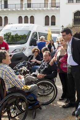 Rodríguez y Berenguer durante la presentación de nuevos vehículos adaptados de la Diputación.