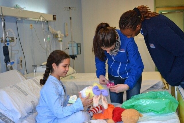 Las jugadoras de Ciudad Ros Casares han visitado a los niños del Hospital Clínico (3)