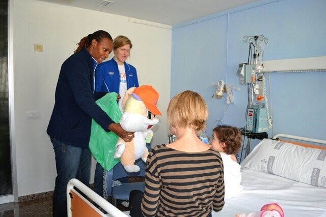 Las jugadoras de Ciudad Ros Casares han visitado a los niños del Hospital Clínico (7)