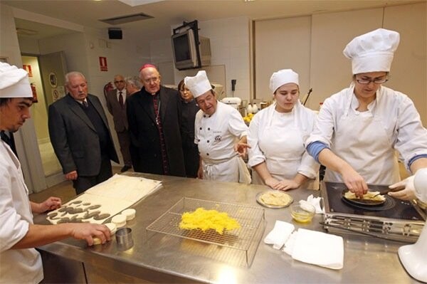 Monseñor Osoro visita la Federación Gremial de Panadería y Pastelería de Valencia