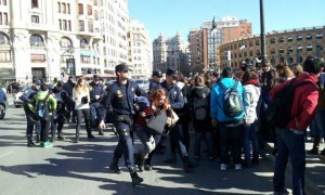 ies vives policia desaloja manifa