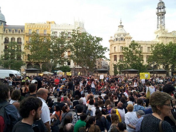 300 indignados toman de nuevo la Plaza del Ayuntamiento