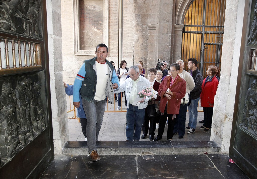 Un encofrador en paro ha sido el primero en participar en el Besamanos/alberto saiz