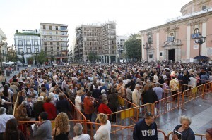 Más de 5.000 personas han pasado por la Basílica para rezar y besar a la patrona sin toldo en la plaza/a.saiz