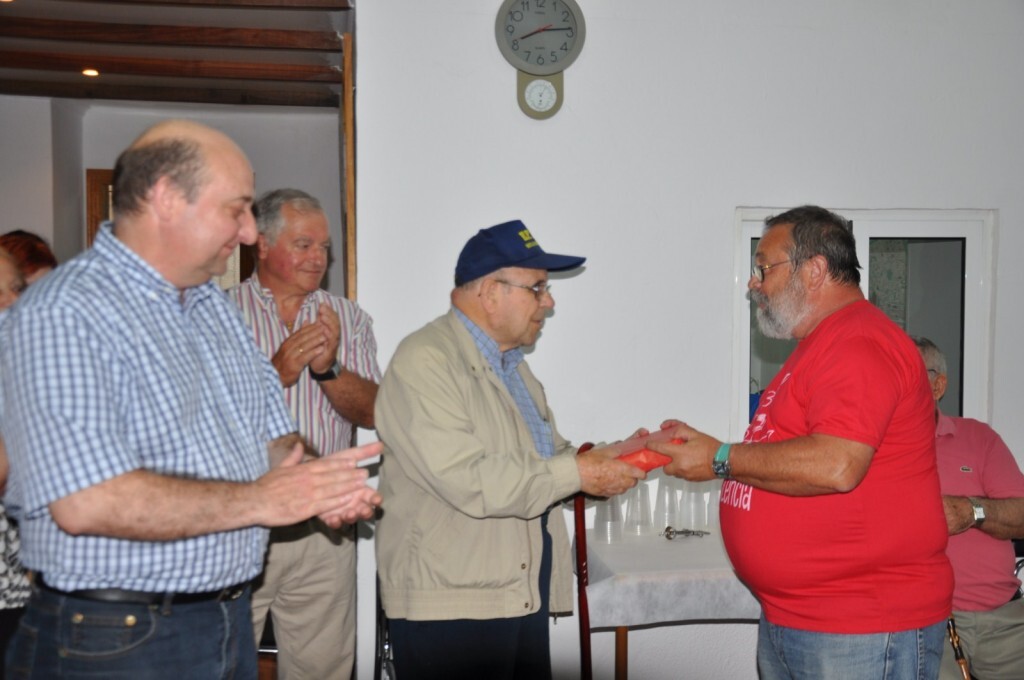 El presidente de la AAVV de Benicalpa, José Bellver, saluda a uno de los fundadores, Pepe Navarro, ante la mirada del presidente de Cavecova/aavv benicalap