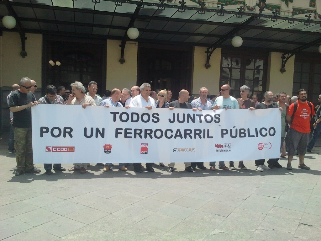 Los representantes sindicales en la concentración de éste mediodía en la Estación del Norte