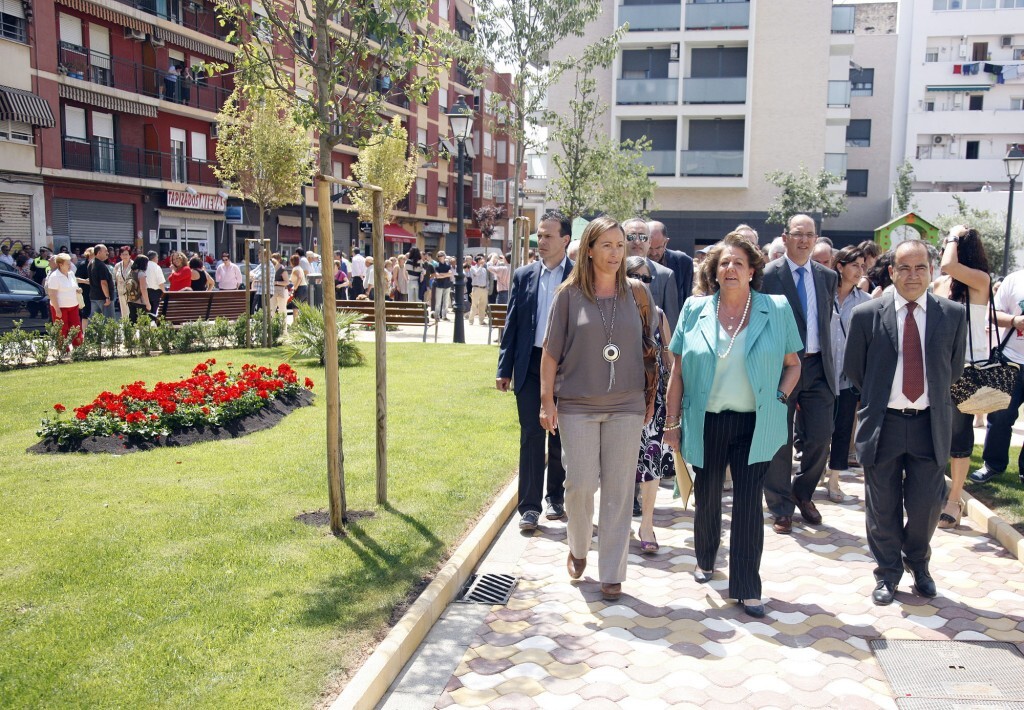 La alcaldesa Barberá y la concejala de Jardines Bernal pasean por la nueva zona verde/pepe sapena