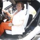 Barberá en el interior de uno de los coches eléctricos del servicio de playas/pepe sapena-ayto valencia