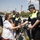 La alcaldesa, Rita Barberá, saluda a uno de los agentes del dispositivo de vigilancia de playas/pepe sapena-ayto vlc
