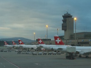 Aviones de la compañía aérea Swiss en las pistas de Manises