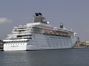 Un crucero en las aguas del puerto de Valencia
