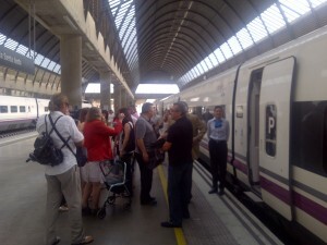 Los periodistas desplazados desde Valencia en la Estación de Santa Justa