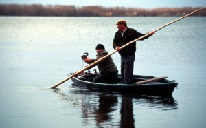 Dos personas en una barca en La Albufera