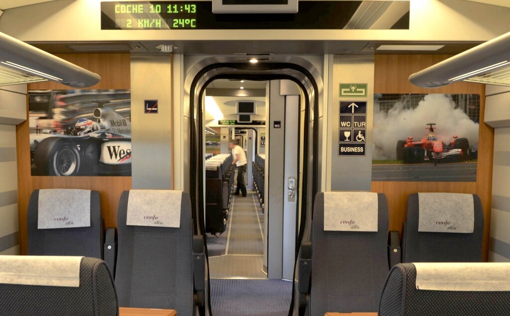 Interior de uno de los vagones con las fotos/Renfe