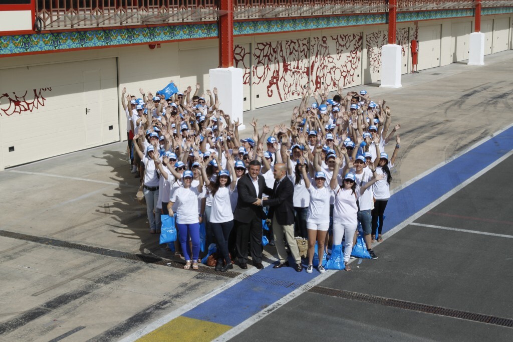 El edil de Deportes y el director del Circuit con los voluntarios en el pit lane
