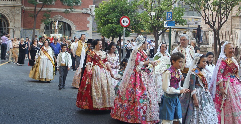 La comitiva de la procesión pasando por la plaza del Mercat/j. peiró