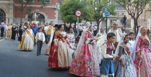 La comitiva de la procesión pasando por la plaza del Mercat/j. peiró
