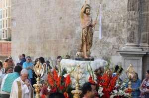 Un grupo de portadores lleva a San Juan/j.peiró