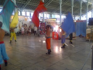 El grupo de baile de Los Gladiadores de Terra Mítica durante la actuación en el Mercado de Colón