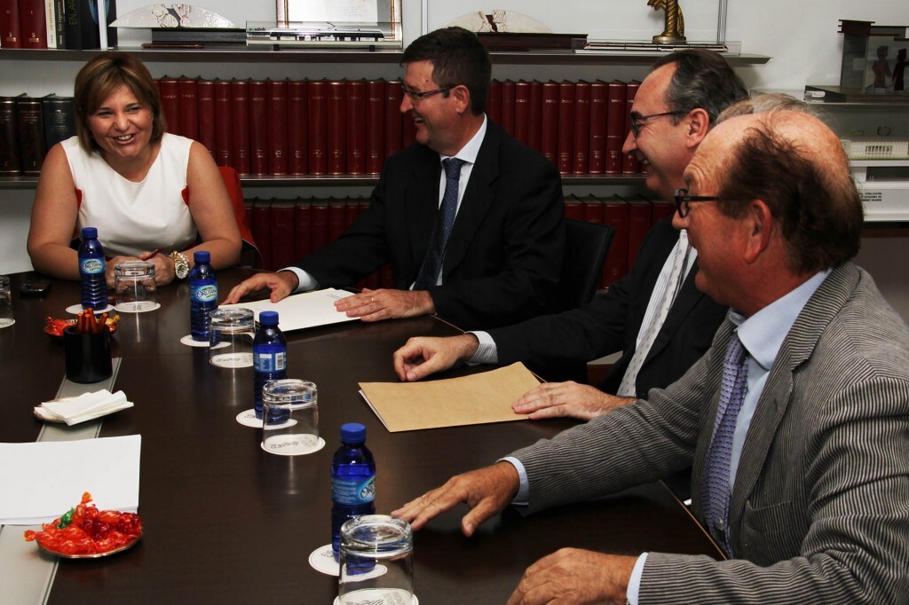 La consellera Boning con Ismael Ferrer que vuelve a desempeñar la jefatura de la Demarcación de Carreteras/gva