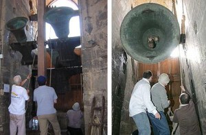 Un grupo de campaners voltea las campanas en El Micalet 