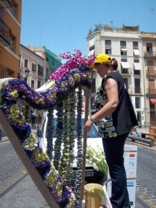 Un florista remata un adorno floral en la plaza del Tossal en una pasada edición