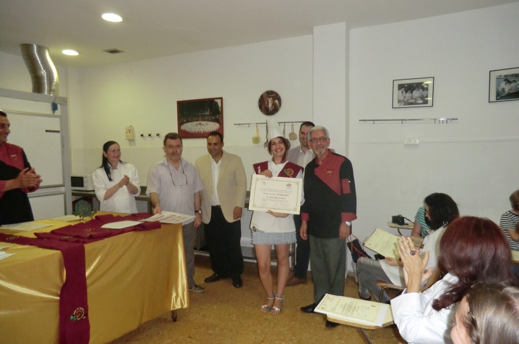 Una de las alumnas del curso recibe el título en presencia de Oscar Torrijos