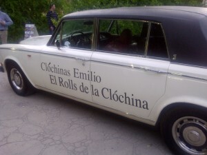 Un vehículo tematizado con el anuncio de clochinas emilio