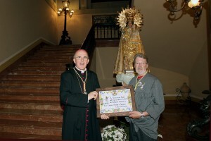 El arzobispo Carlos Osoro con el presidente de Amics del Corpus Antonio Rosell quien le entegó la placa acreditativa de la distinción/m.guallart El arzobispo Carlos Osoro con el presidente de Amics del Corpus Antonio Rosell quien le entegó la placa acreditativa de la distinción/m.guallart