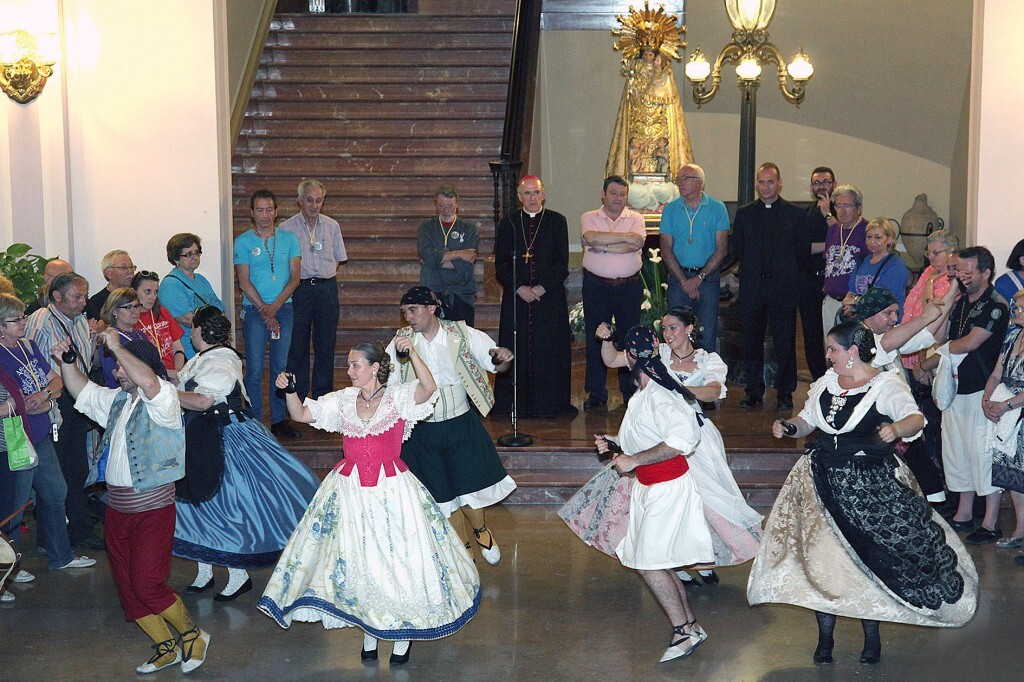 Un grupo de baile tradicional realiza unos bailes en el interior del Palacio Arzobispal/m.guallart