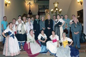 El grupo de baile y directivos del Corpus posan con el arzobispo/m.guallart El grupo de baile y directivos del Corpus posan con el arzobispo/m.guallart