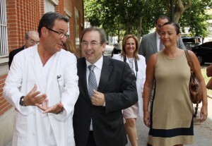 El director del centro, el conseller de Sanidad y la concejal del Ayuntamiento de Valencia/p.sapena