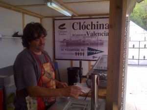 Emilio Barrio, el alma mater de Clochinas Emilio pone una cerveza en su local del Festival de las Naciones
