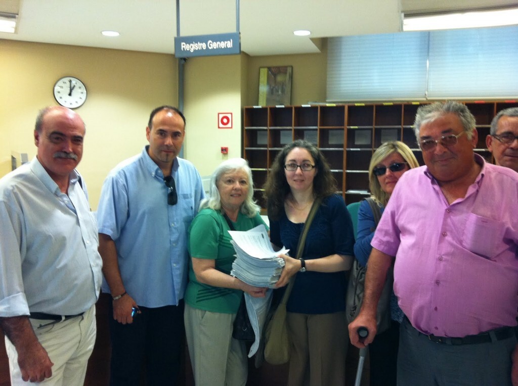 Dirigentes vecinales en la primera entrega de firmas