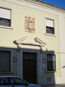 Fachada del centro escolar con el escudo franquista