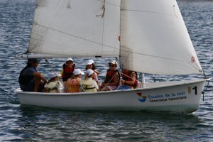 Un grupo de alumnos en uno de los barcos de la escuela de vela