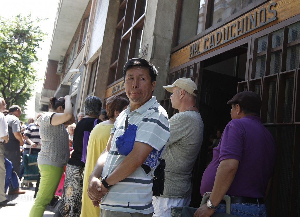 Puerta del convento capuchino donde acuden las familias a recoger los alimentos/alberto saiz