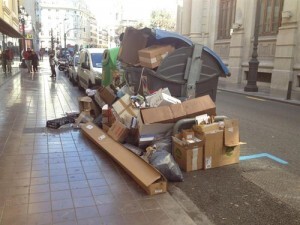 Los socialistas denunciaron falta de limpieza y retirada de residuos con ésta foto tomada en la calle Lauria/gms ayto vlc