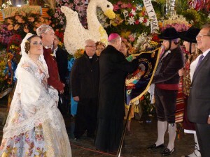 El arzobispo Carlos Osoro impone la medalla de Maides al estandarte de la falla Santa María Micaela